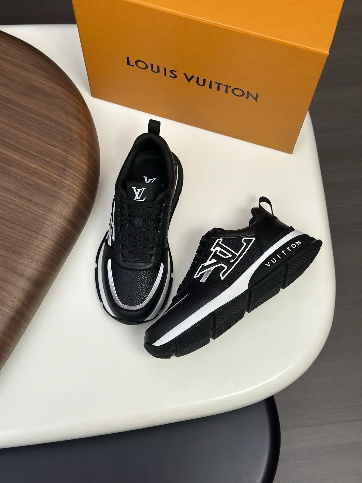 [L Family] Top P: 840💰 Size: 39-44 (38.45 can be customized) Lujia new color matching men's 🧍‍♂️trainer sneakers, this LV Trainer sneaker is made of soft grained calfskin, showing pure colors, the brand was born in 1854, the designer's handwritten brand logo is embellished on one side, virgil Designed by abloh himself, it is a very commemorative sneaker, the new LV Louis Vuitton trainer sneaker low casual sports culture versatile basketball shoes